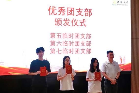 人们在看台上的人和男子的照片和文字 AI 生成的内容可能不正确。